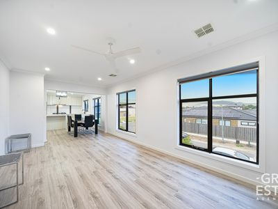 10 AQUATIC DRIVE, Cranbourne West