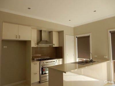 2 / 70 Greenvalley Crescent, Hampton Park