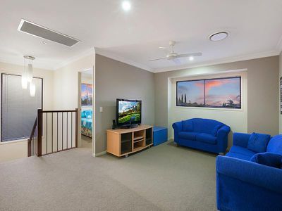 27 The Crescent, Underwood