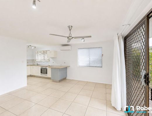  Tewantin ground floor unit, short walk to shops image 4