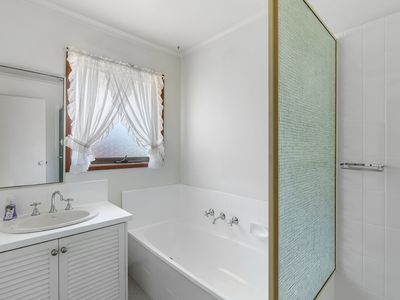 12 HANLEY CRESCENT, Seymour