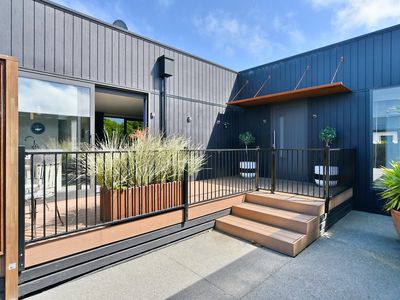 102 Hills Road, Edgeware