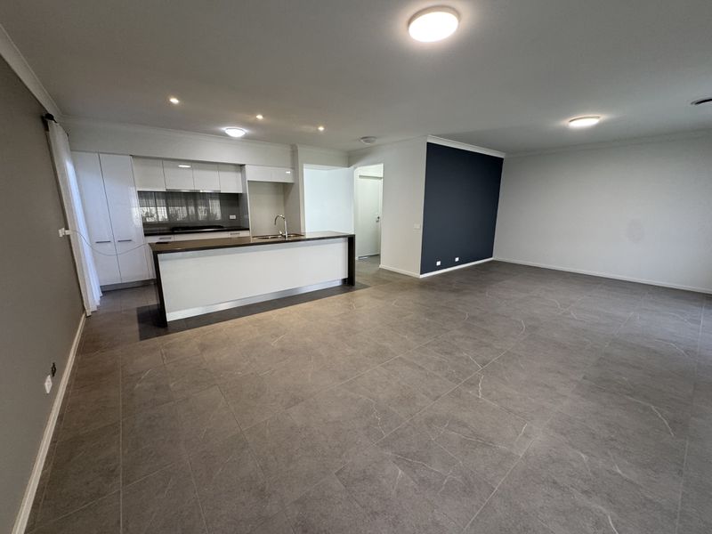 8 Hennessy Avenue, Moorebank