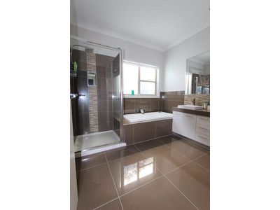 1 / 2 Narmbool Street, Manifold Heights