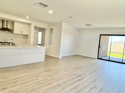 8 Interlaken Avenue, Manor Lakes
