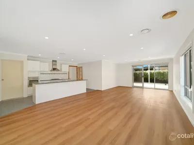 8 Manifera Close, Manor Lakes