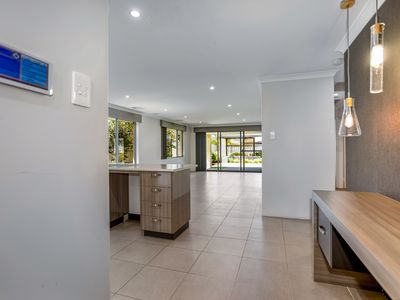 21 Manhattan Concourse, Hilbert