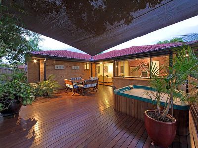 151 Meadowlands Rd, Carindale
