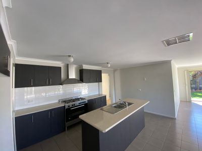 30 Clearwater Rise Parade, Truganina
