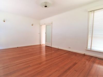 1 / 15 Essex Road, Mount Waverley