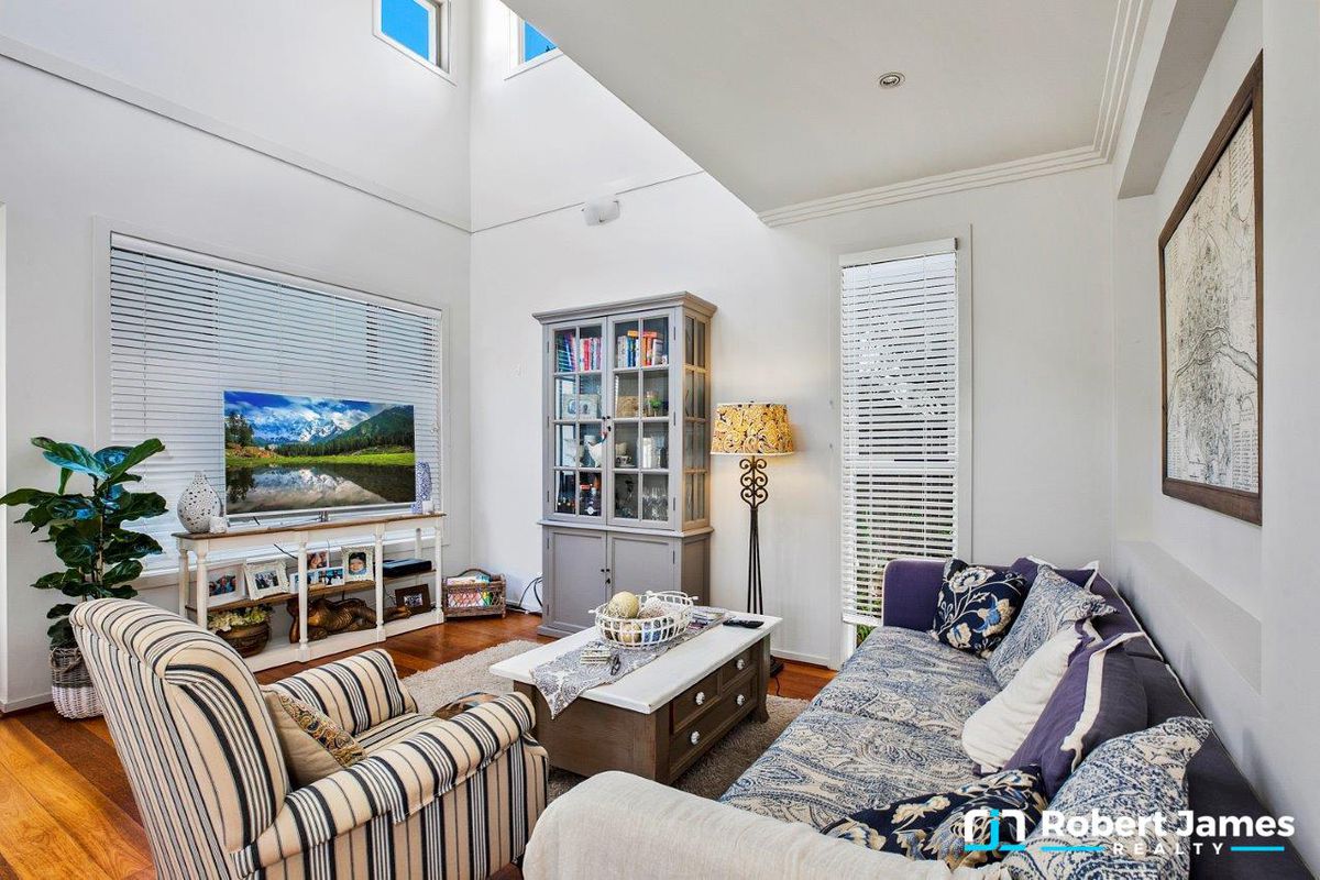 8/2 Lake Weyba Drive, Noosaville