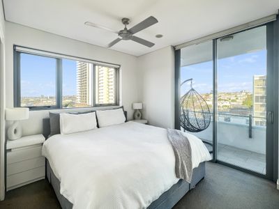 1077 / 16 Hamilton Place, Bowen Hills