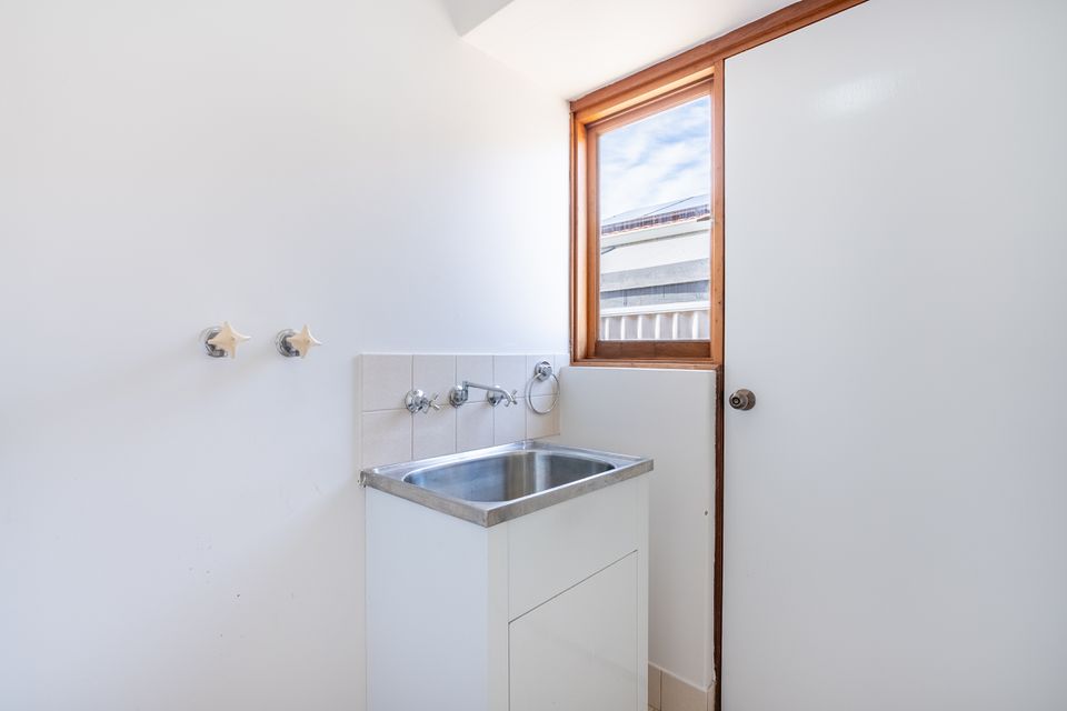 594 Safety Bay Rd, Waikiki