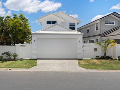 16 Conifer Crescent, Broadbeach Waters