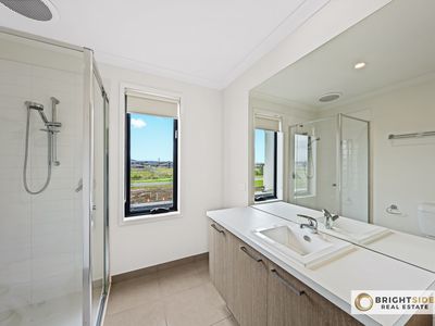 17 Vendeen Walk, Clyde North