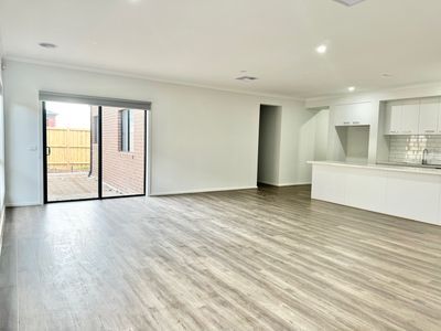 30 Camfield Crescent, Mambourin