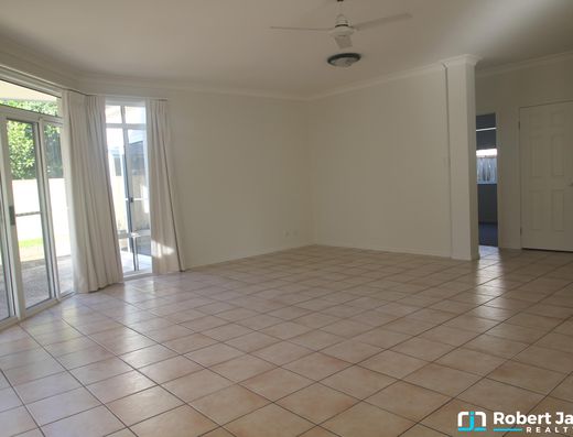 Noosa Waters Family Home image 5