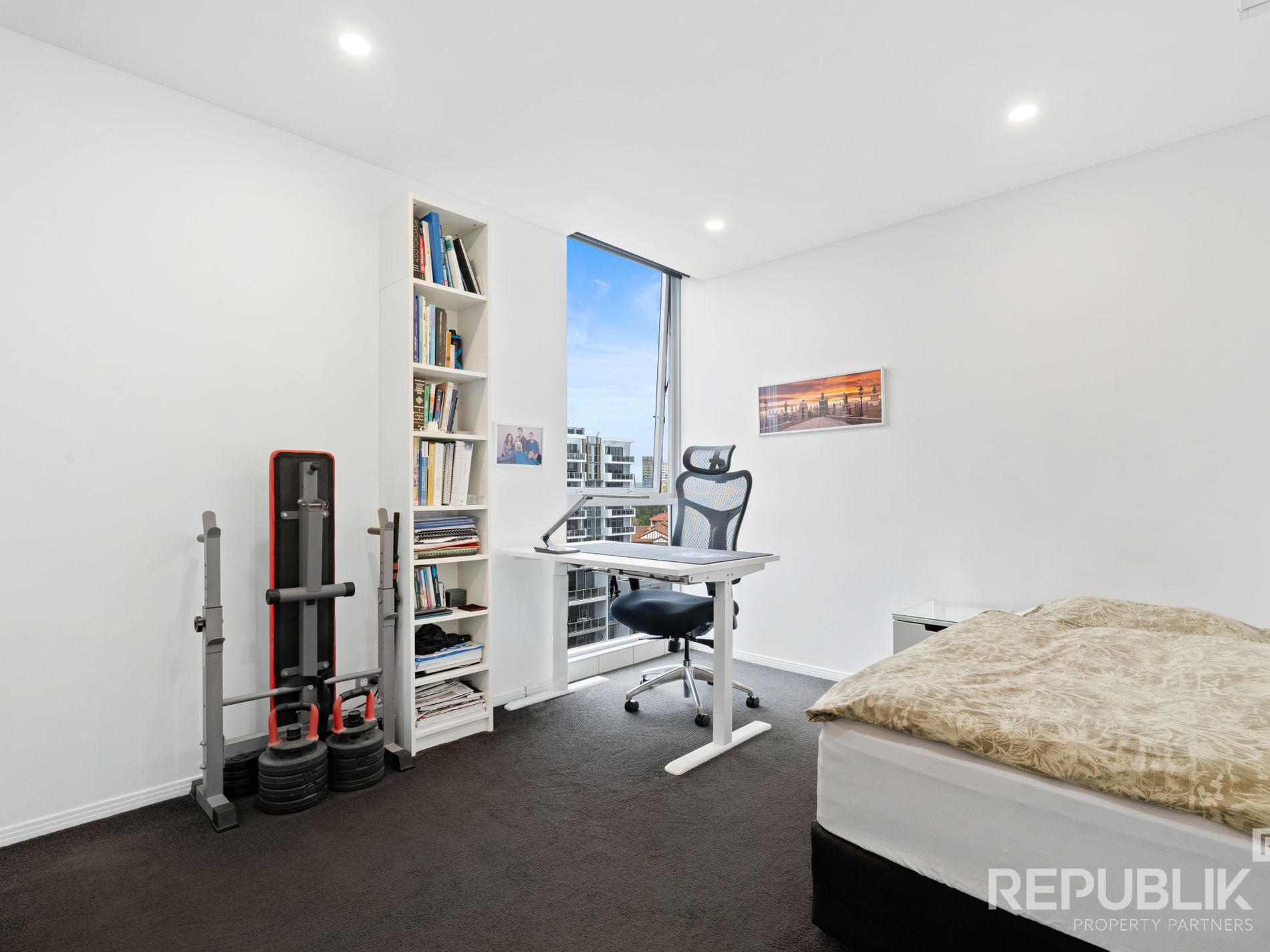 1102 / 4 COMO CRESCENT, Southport