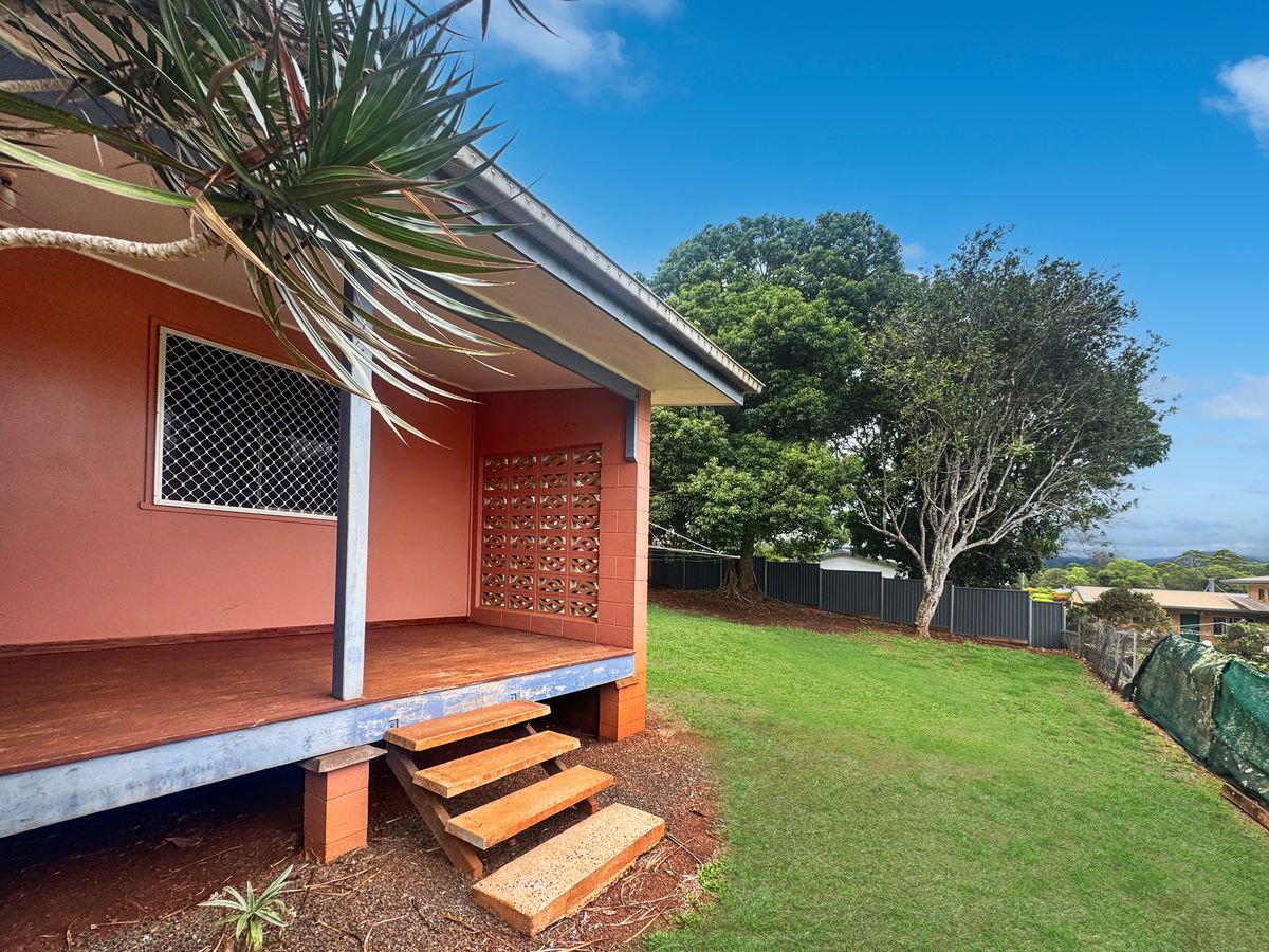 17 ARMSTRONG STREET, Atherton