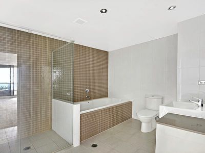 2204 / 4 Como Crescent, Southport