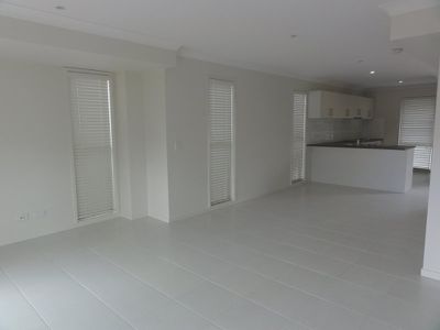 2 / 12 Gumtree Crescent, Upper Coomera