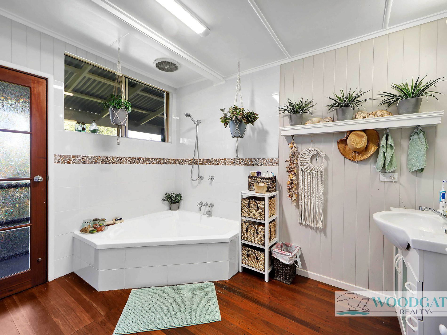 104 Esplanade, Woodgate