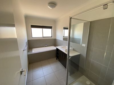 33 Peroomba Drive, Point Cook