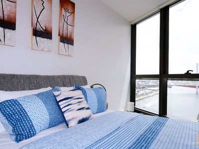 Stylish Waterview Apartment, Docklands