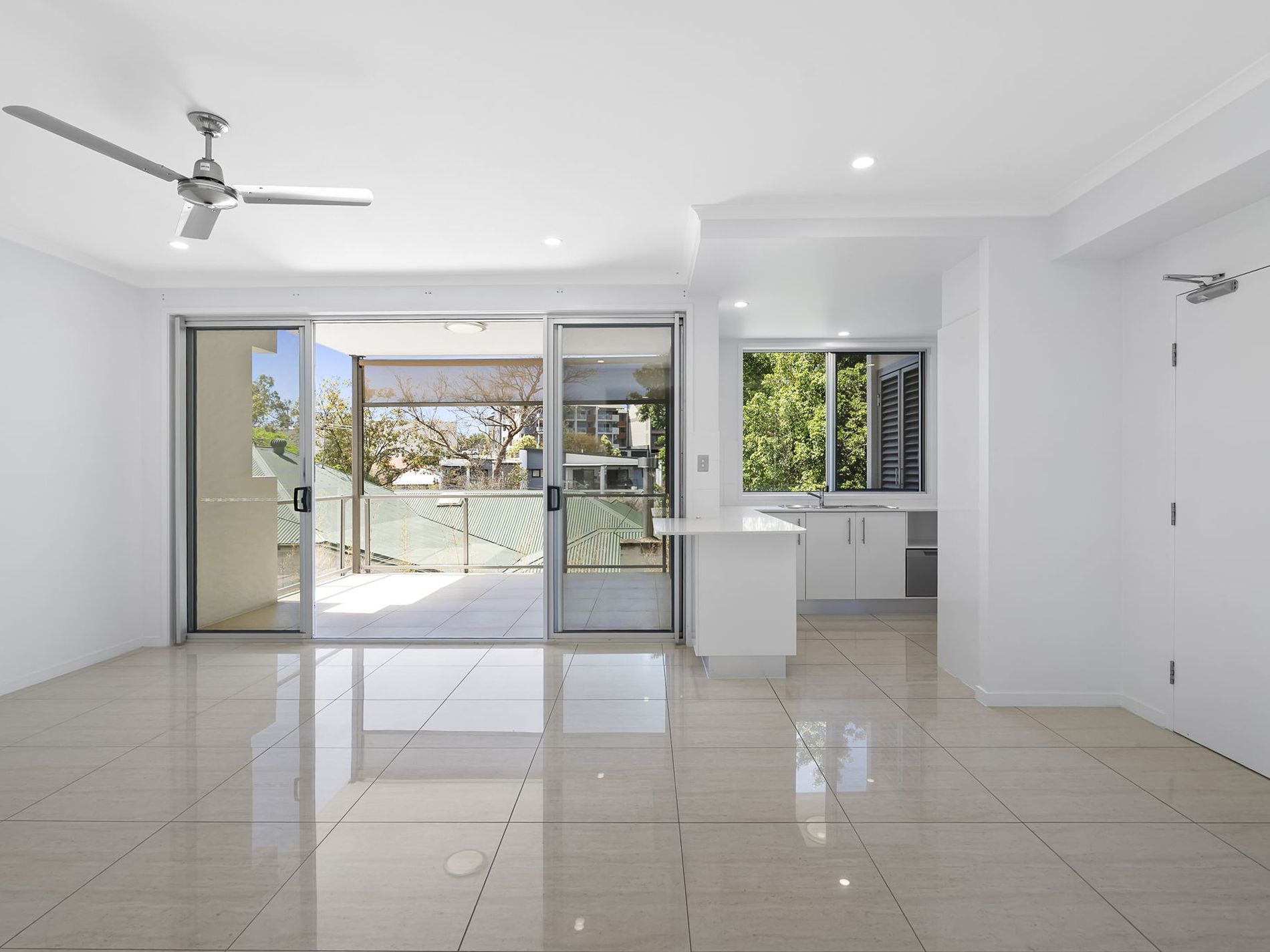 2 / 12 Kings Road, Taringa