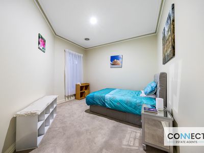 33 Champagne Grove, Narre Warren South