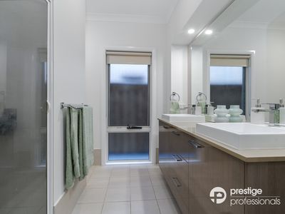 2 Silverleaf Lane, Moorebank