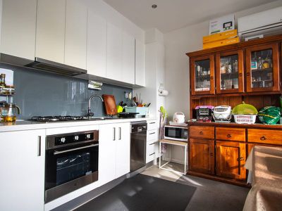 9 / 2 Middleborough Road, Burwood East