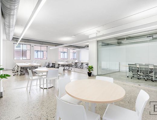 COOL CREATIVE SUITE WITH EOT FACILITIES NEXT TO HYDE PARK