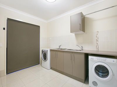 27 The Crescent, Underwood