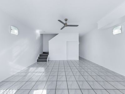 9 / 11 Island Close, Cannonvale