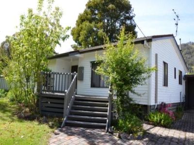 16 Lakeside Avenue , Mount Beauty