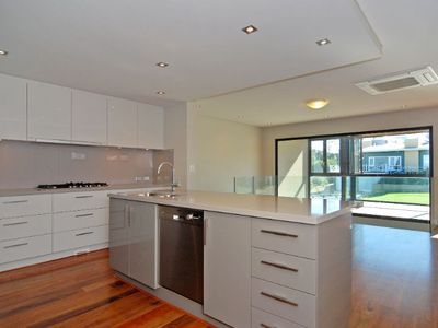 2/8 Sorrento Street, North Beach