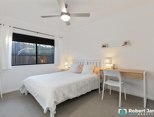 Modern Family Living in Prime Location image 7