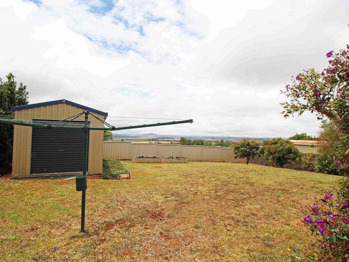 7 Jannina Drive, Atherton