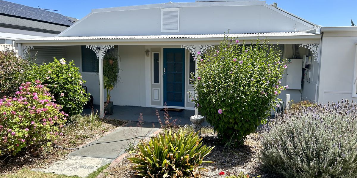 GORGEOUS 3 BEDROOM COTTAGE ON THE LAKE FOR RENT