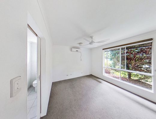 3 Bedroom home with established garden and solar power image 7