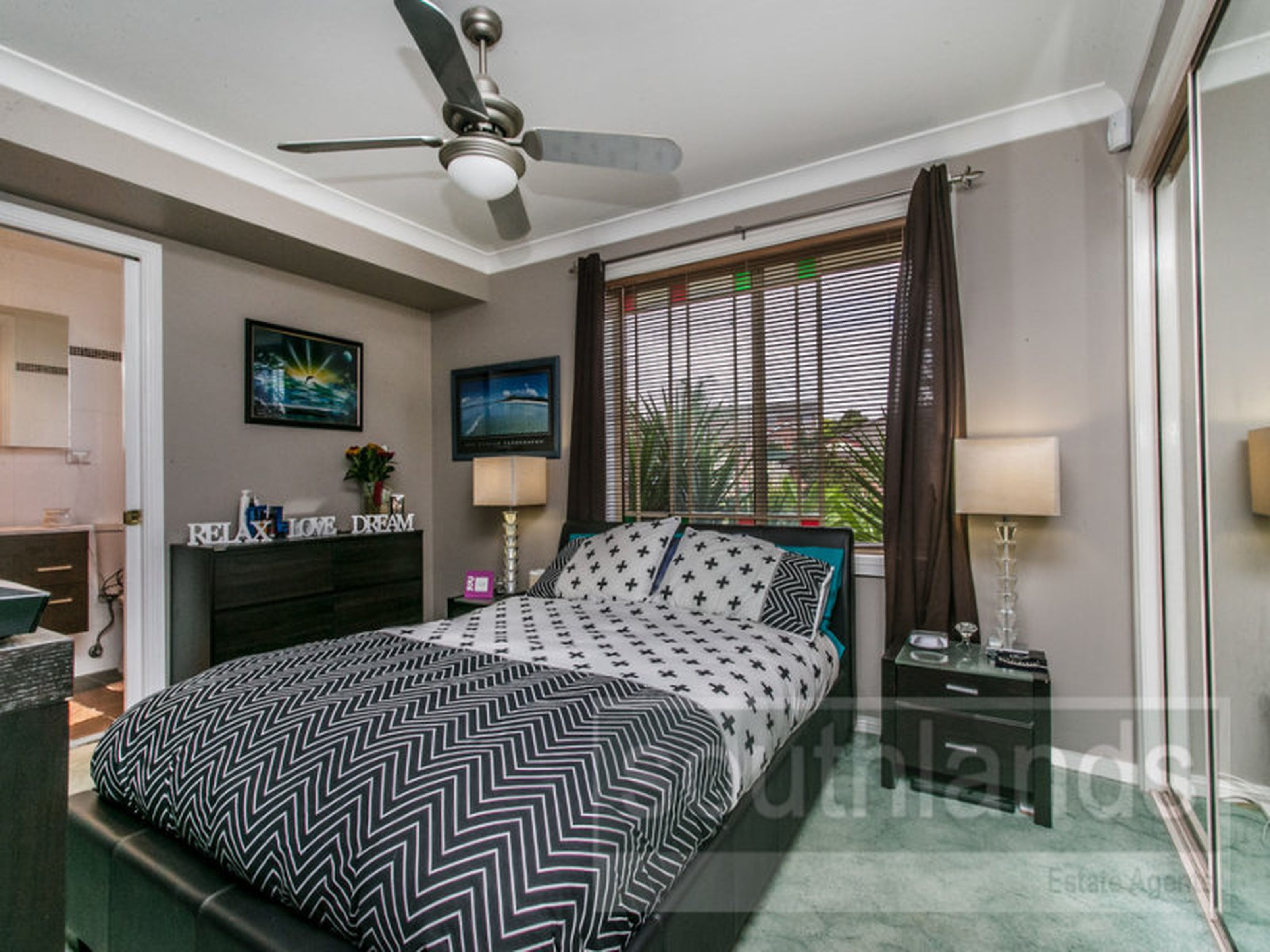 1 Barronfield Drive, GLENMORE PARK