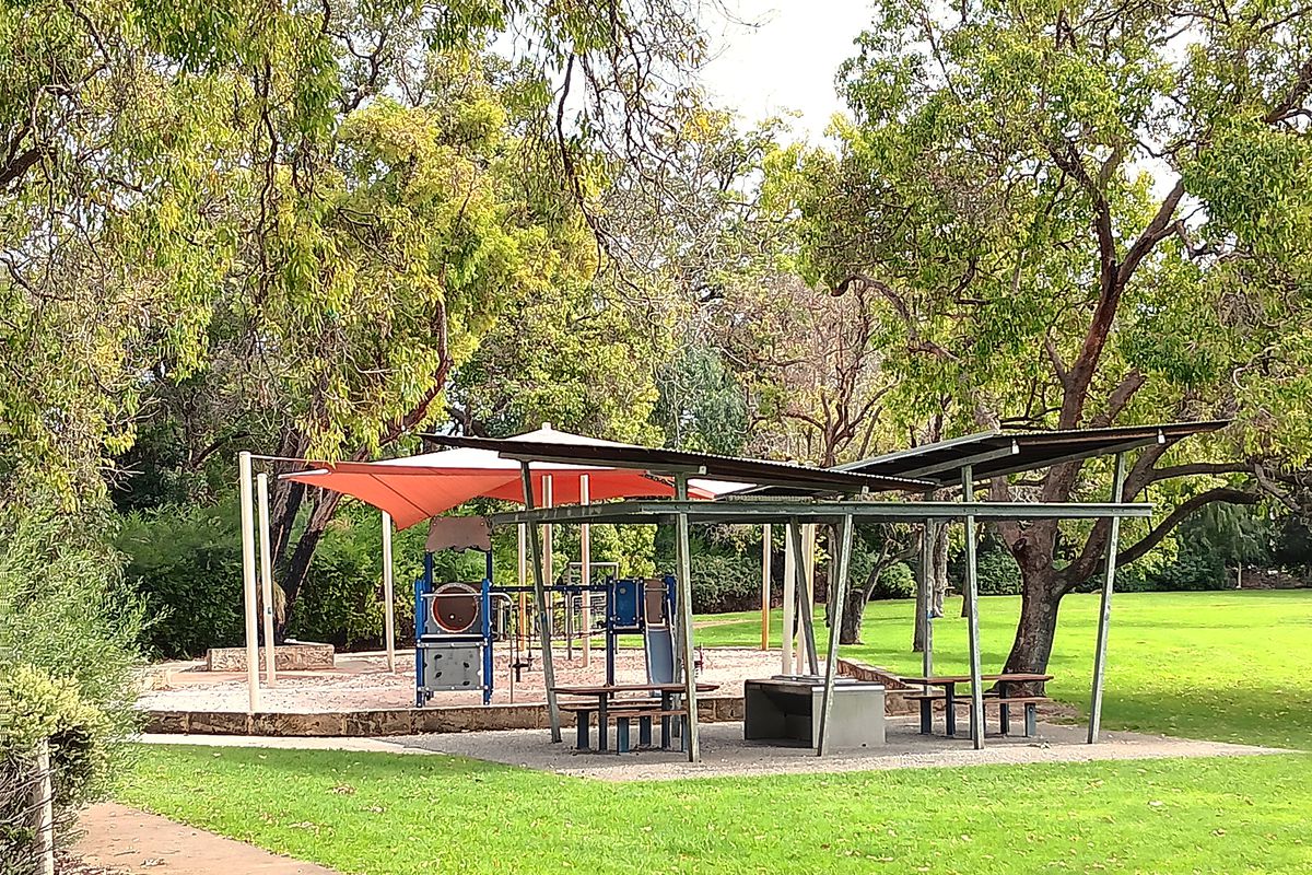 18 / 22 Rinaldo Crescent, Coolbellup