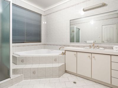 8 Rossiter Way, Winthrop