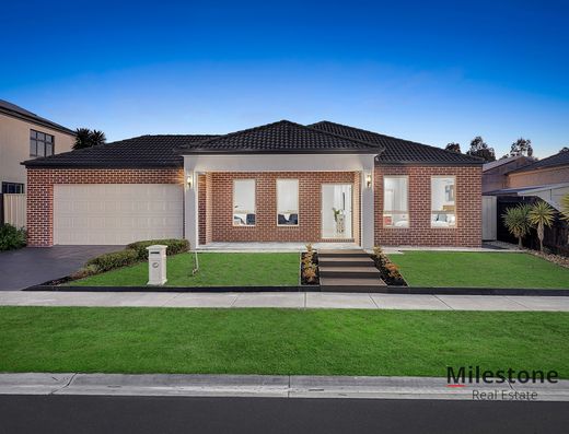 Spacious & Immaculately Presented Family Home in the Heart of Lynbrook!