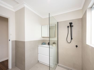 21 Sutherland Close North, Guildford