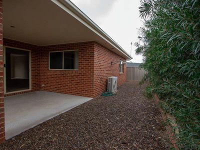 2 / 77 Cambridge Drive, Mansfield