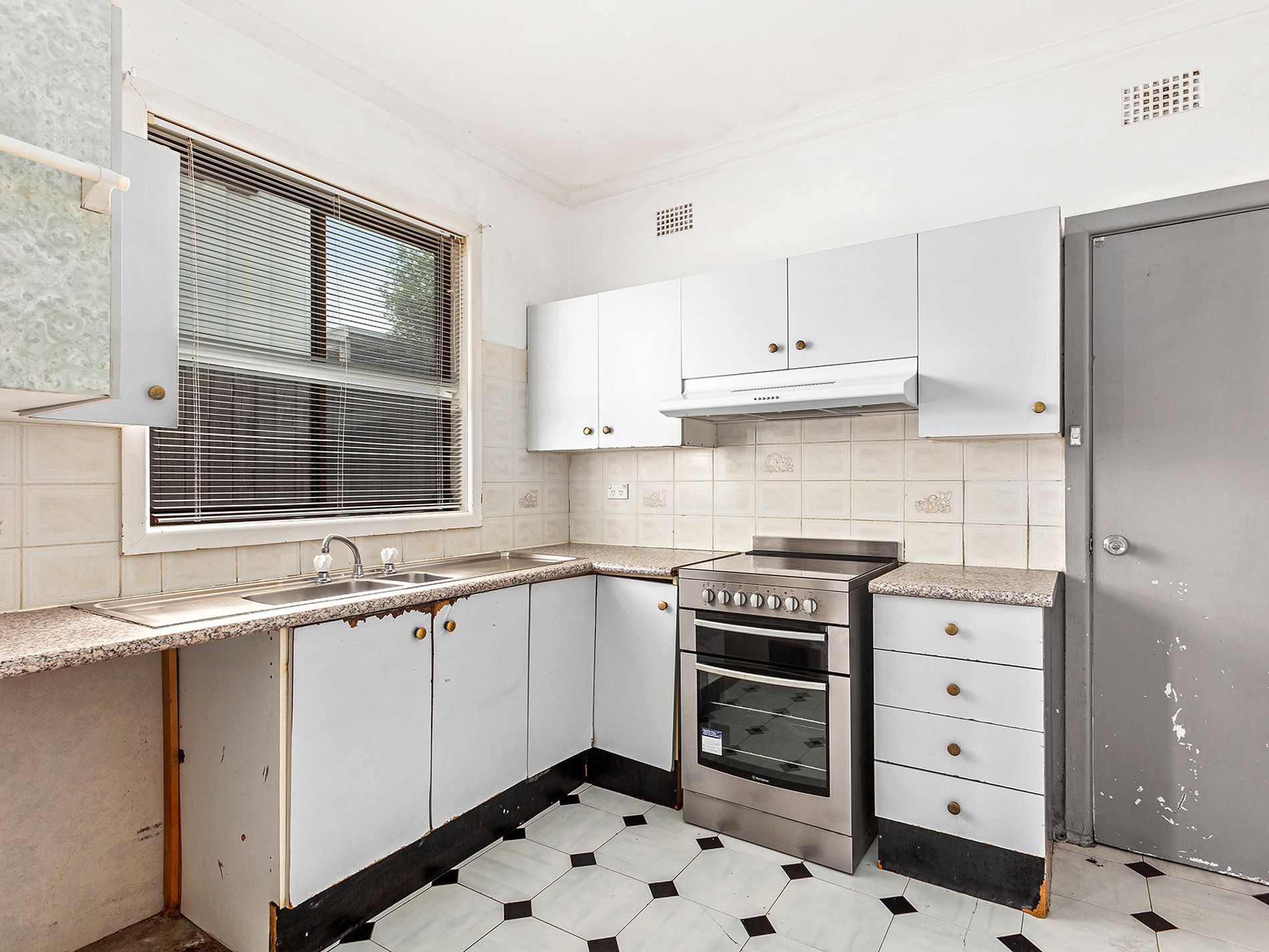 54 Auburn Parade, Cringila