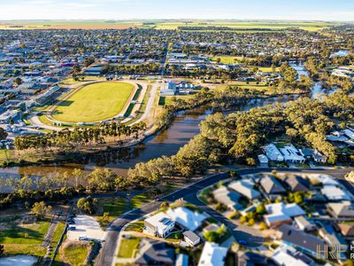 73 Mardon Drive, Horsham