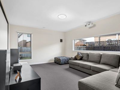8 Malmesbury Road, Cranbourne North